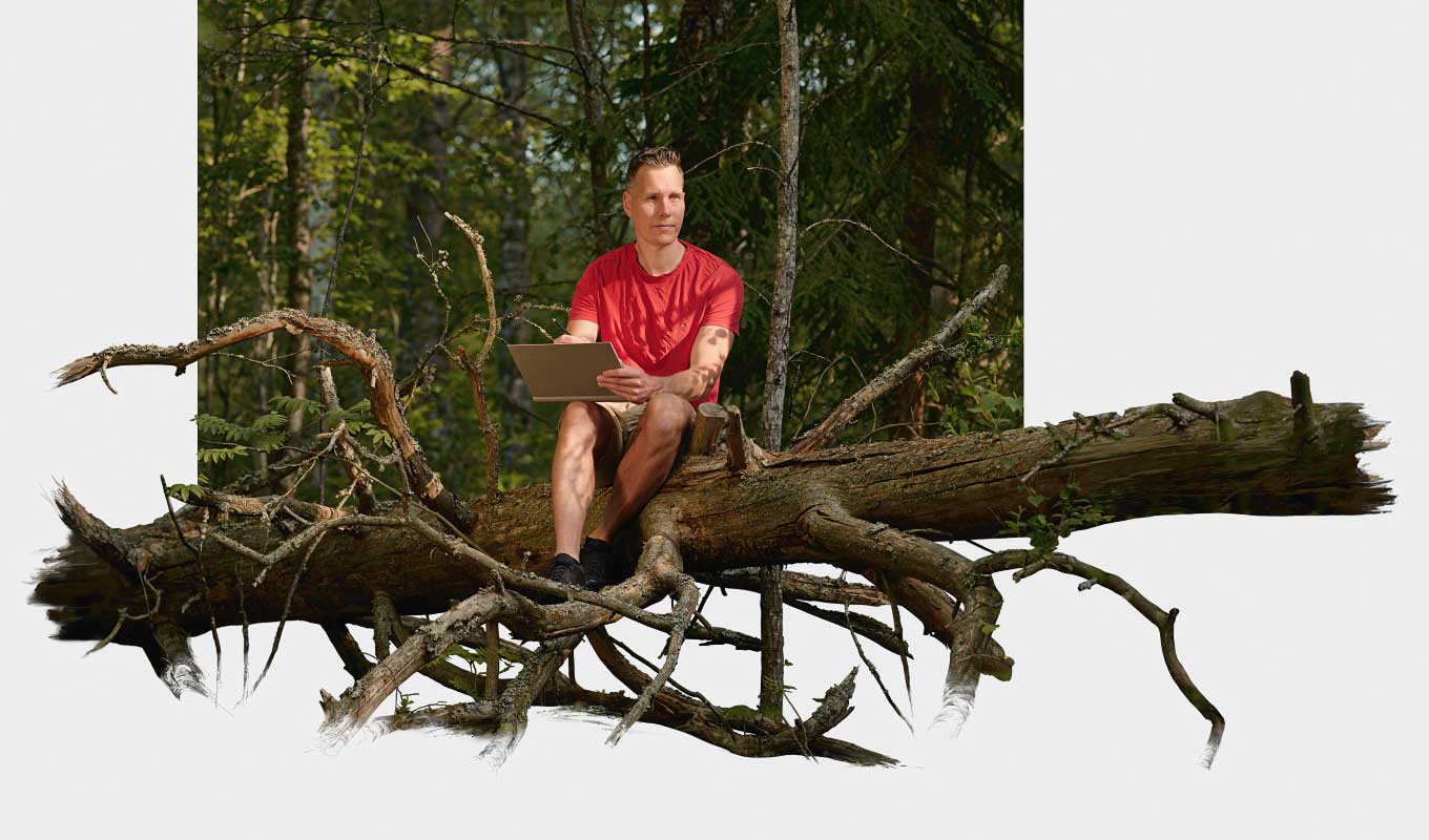 Rinus sketching in a forest, the artist behind the Tolkien-inspired maps and art prints